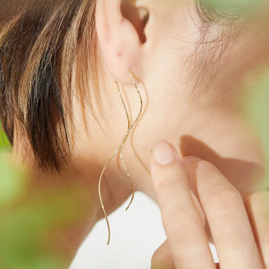 Wavy Long Dangle Earrings | Delicate Curve & Swing - Écru Doux