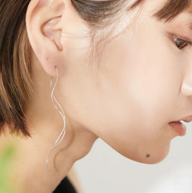 Wavy Long Dangle Earrings | Delicate Curve & Swing -  Écru Doux